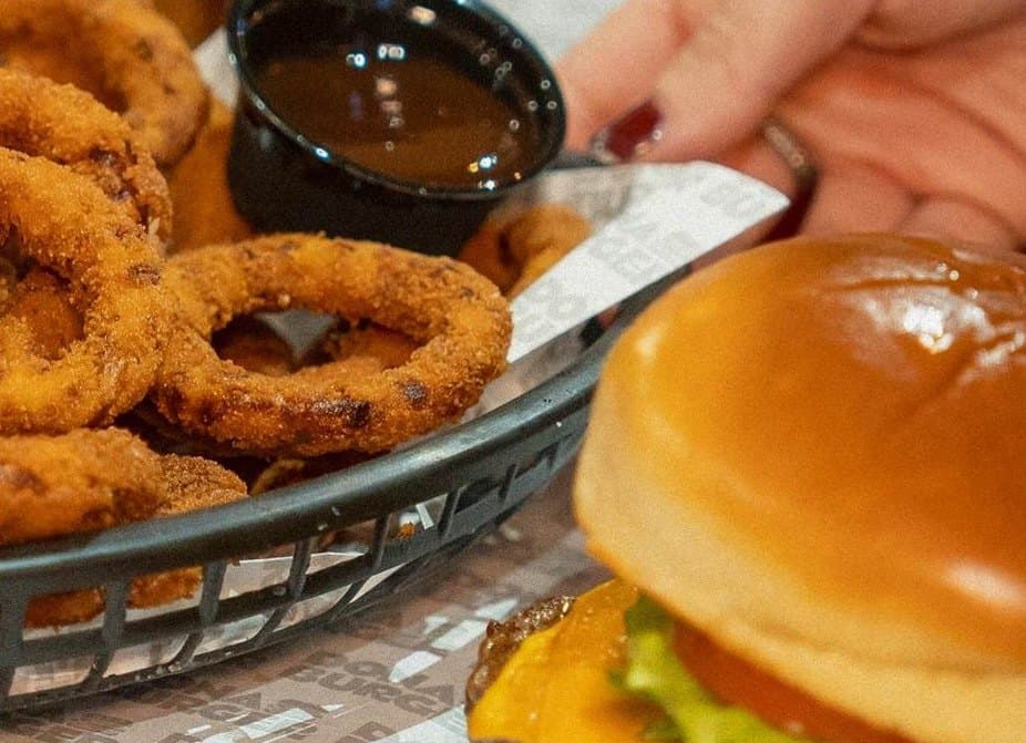 Anéis de cebola e hambúrguer
