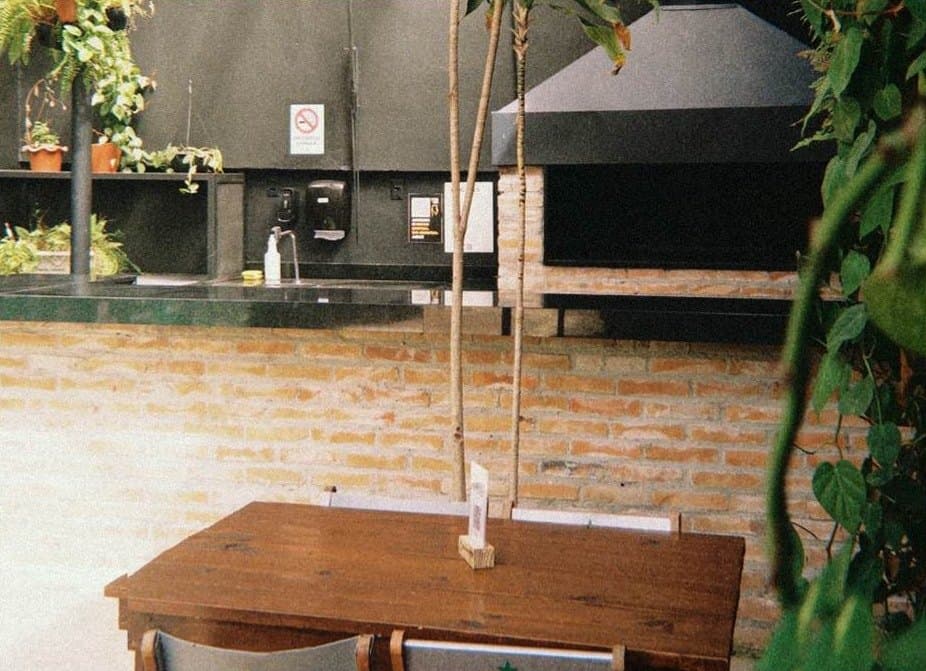 Área da churrasqueira com mesa