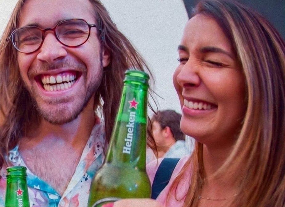 Casal rindo com cervejas