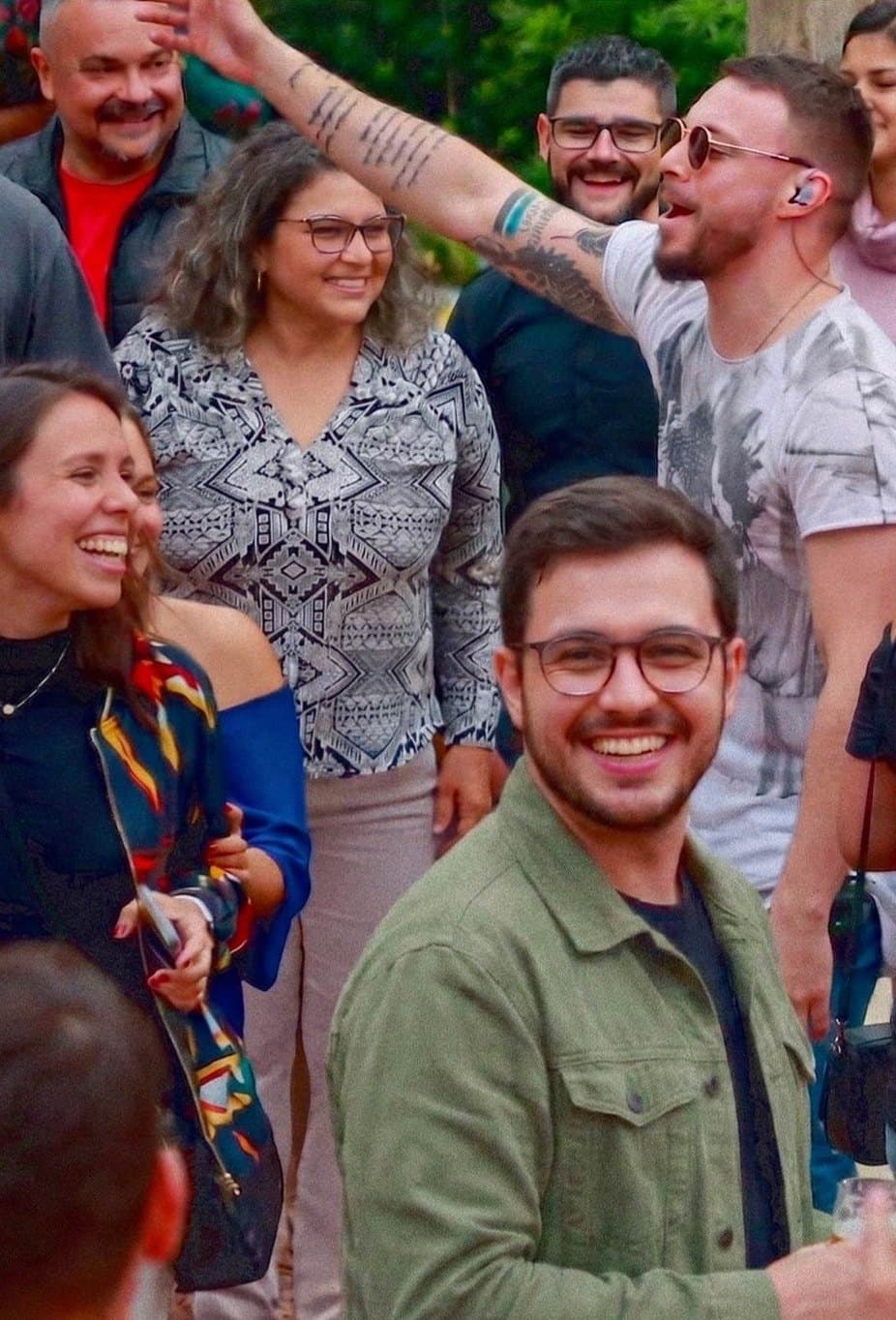 Grupo de amigos rindo juntos