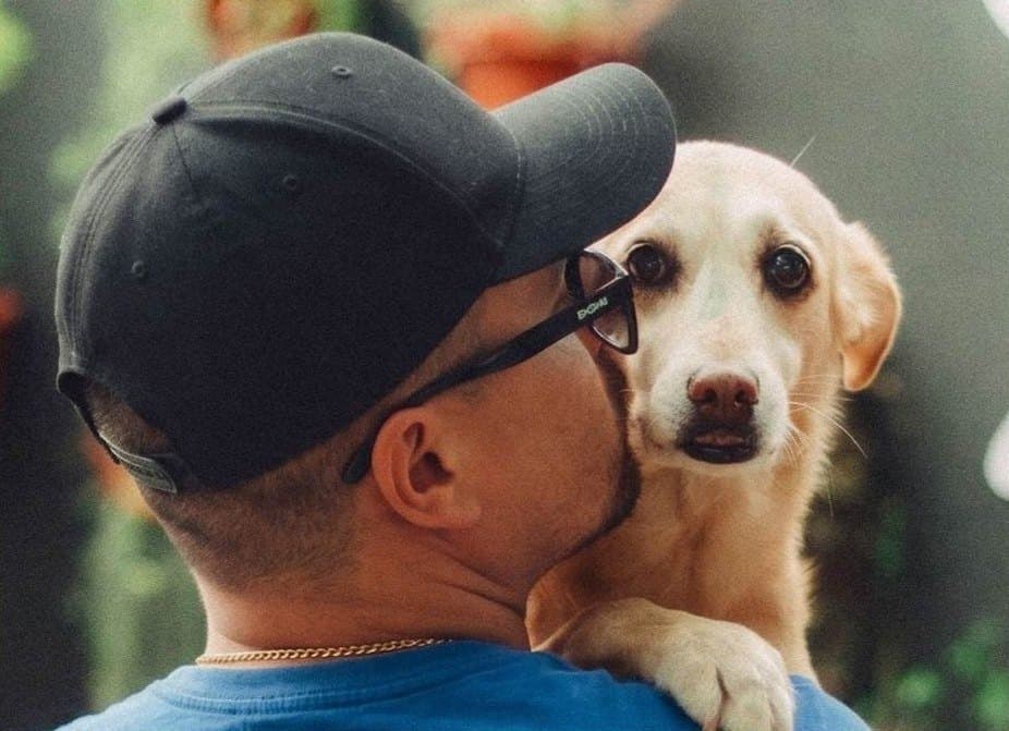 Tutor abraçando o cachorro