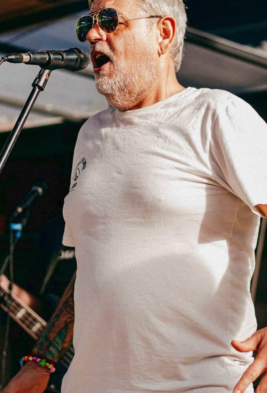 Cantor se apresentando ao vivo