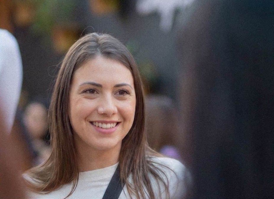 Convidada sorrindo