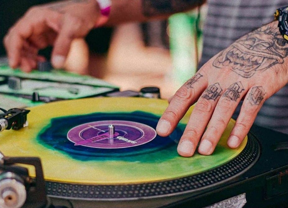 DJ tocando disco de vinil