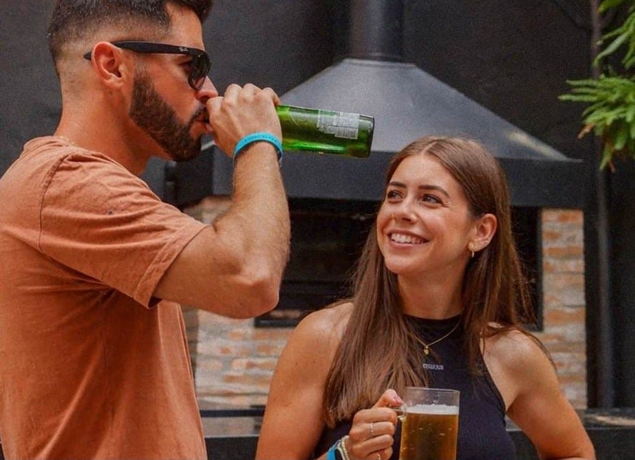 Casal brindando com chope