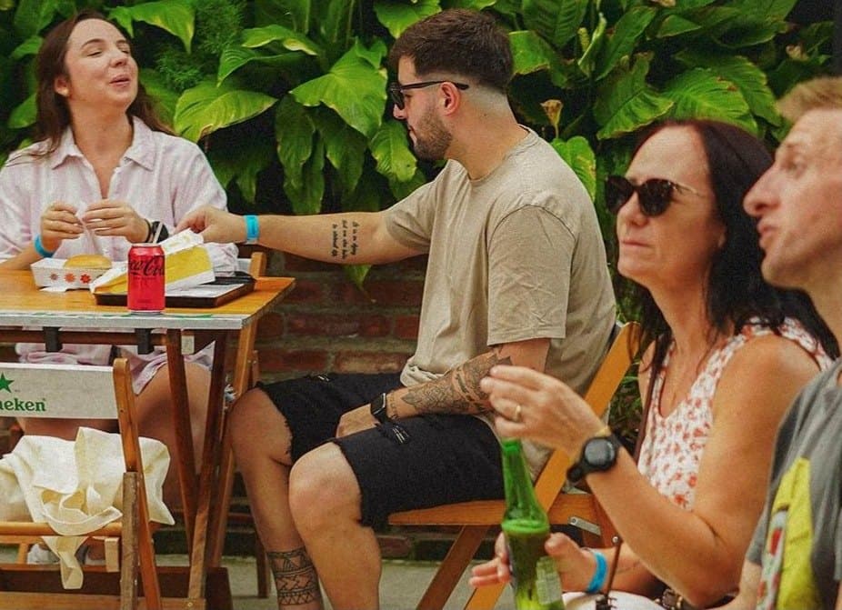 Amigos à mesa no jardim