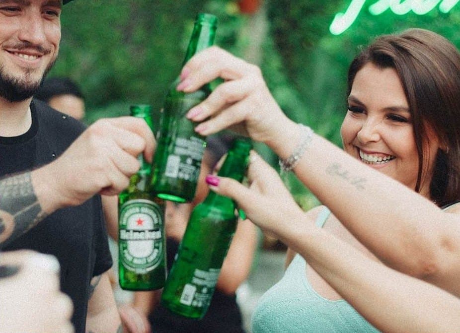 Brinde com garrafas de cerveja