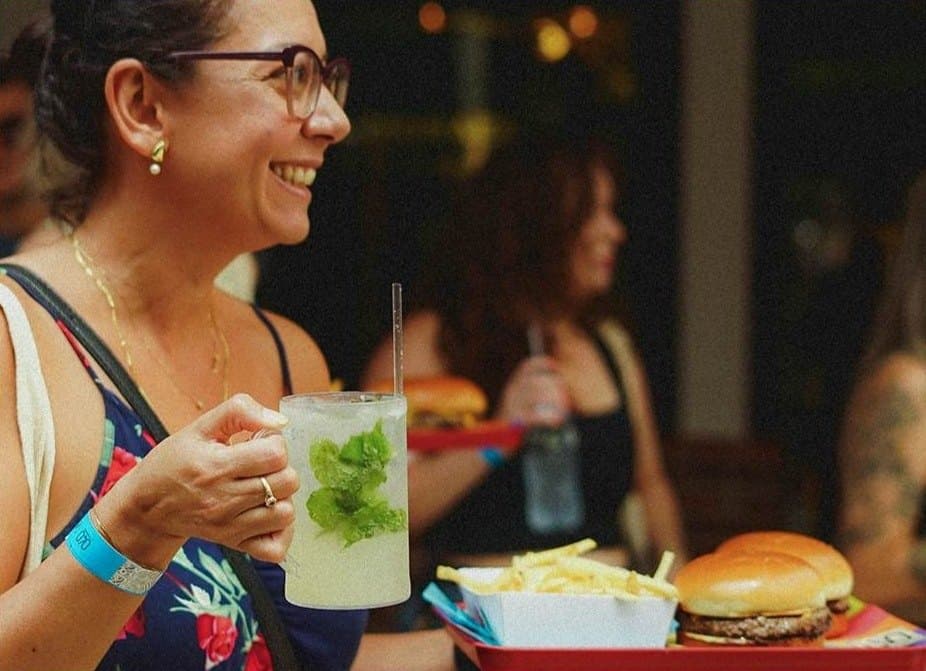 Convidada com drink e hambúrguer