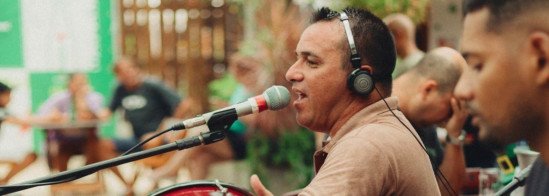 Músico cantando ao vivo no Quintal