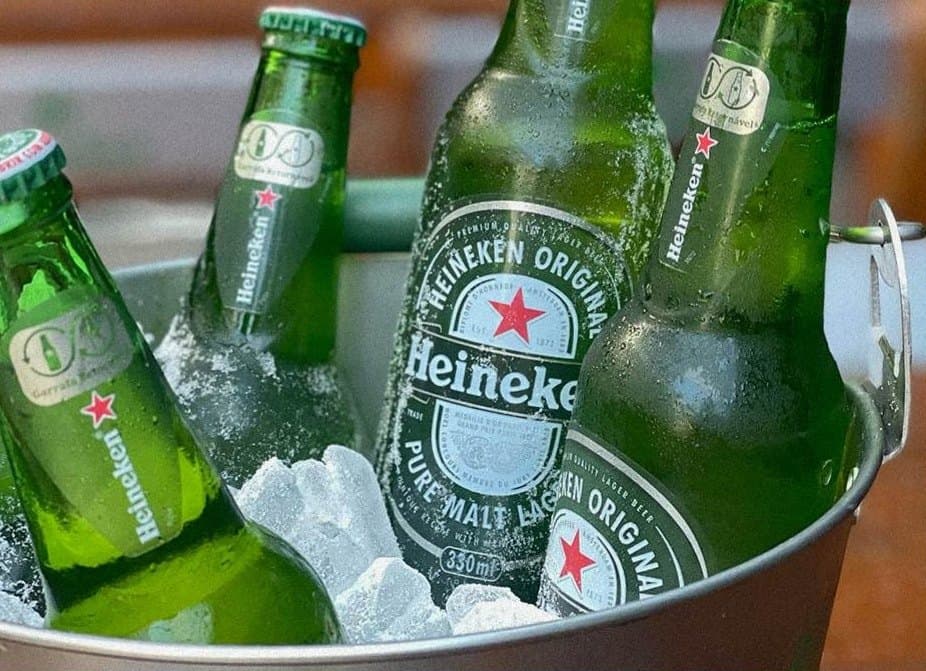 Balde de cervejas no gelo